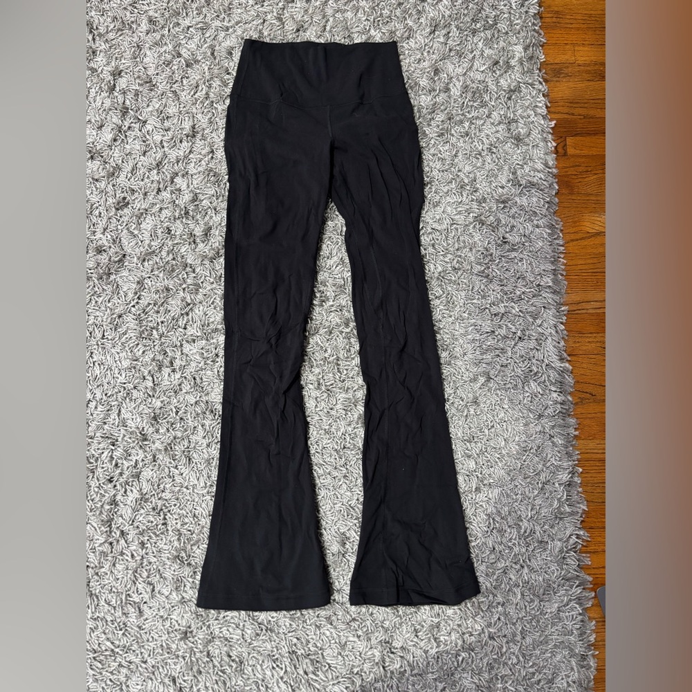 LuluLemon Flare leggings
Size: 6 Color: Black